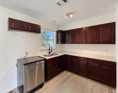 700 Pine Street - Photo Thumbnail 8