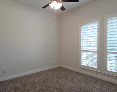 2932 Log Cabin Drive - Photo Thumbnail 2