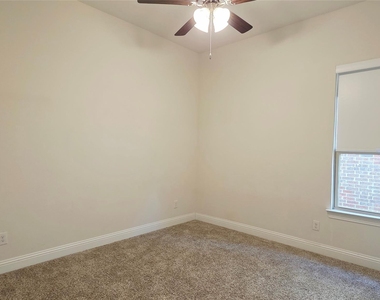 2932 Log Cabin Drive - Photo Thumbnail 4