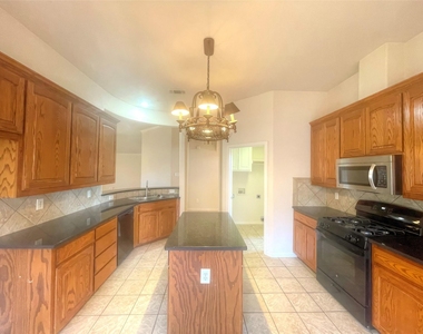 8664 Lariat Circle - Photo Thumbnail 10