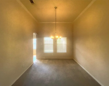 8664 Lariat Circle - Photo Thumbnail 6