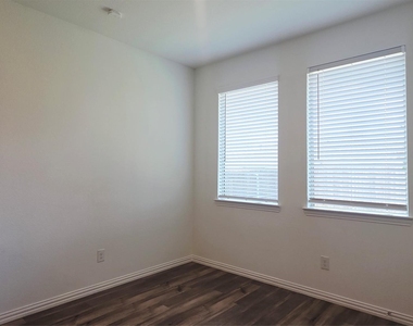 1218 Smoketree Lane - Photo Thumbnail 14