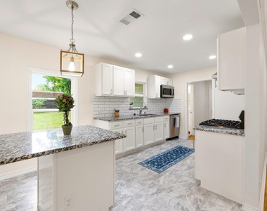 2401 Sunset Street - Photo Thumbnail 11