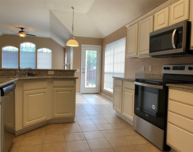 6705 Misty Hollow Drive - Photo Thumbnail 8