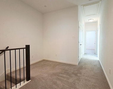 6209 Davison Way - Photo Thumbnail 9