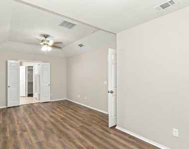 7509 Atlantic Drive - Photo Thumbnail 9