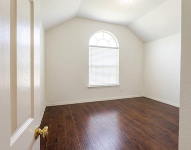 1911 Bridgewater Drive - Photo Thumbnail 15