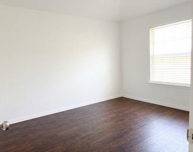 1911 Bridgewater Drive - Photo Thumbnail 19