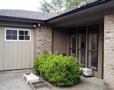 205 Rolling Hills Lane - Photo Thumbnail 5