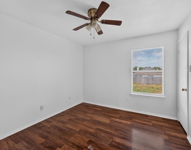 406 Oxford Loop - Photo Thumbnail 10