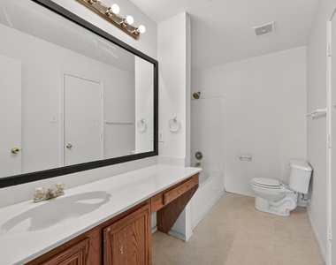 406 Oxford Loop - Photo Thumbnail 13
