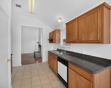 406 Oxford Loop - Photo Thumbnail 6