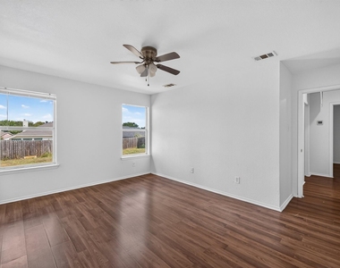 406 Oxford Loop - Photo Thumbnail 8