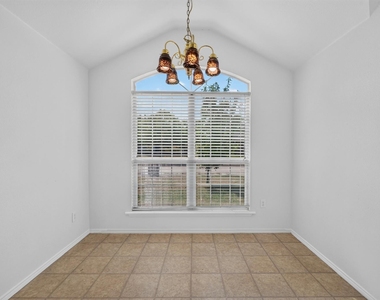 406 Oxford Loop - Photo Thumbnail 4