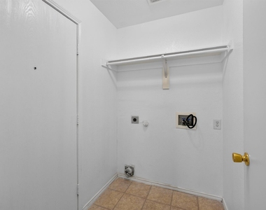 406 Oxford Loop - Photo Thumbnail 7