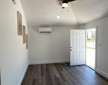 2102 E Overton Road - Photo Thumbnail 6