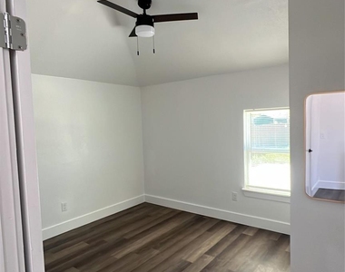 2102 E Overton Road - Photo Thumbnail 5