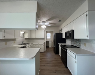 7808 Mallard Lane - Photo Thumbnail 8
