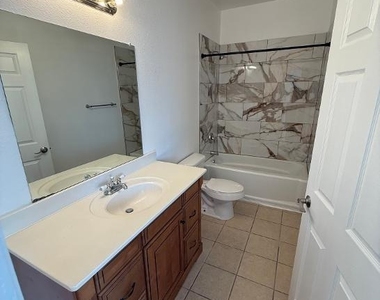 320 Woodgrove Drive - Photo Thumbnail 8