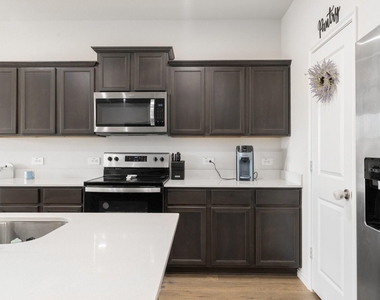 884 Jett Drive - Photo Thumbnail 13