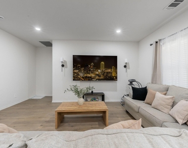884 Jett Drive - Photo Thumbnail 7