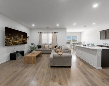 884 Jett Drive - Photo Thumbnail 8