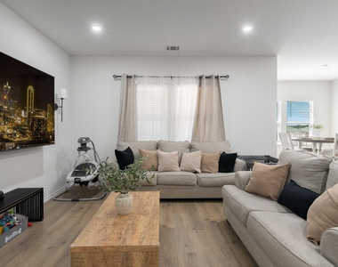 884 Jett Drive - Photo Thumbnail 9