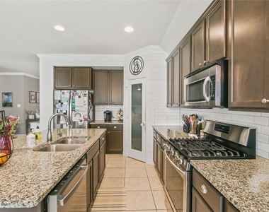 913 Freesia Drive - Photo Thumbnail 10
