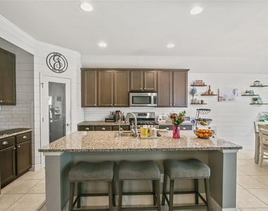 913 Freesia Drive - Photo Thumbnail 9