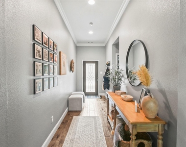 913 Freesia Drive - Photo Thumbnail 14