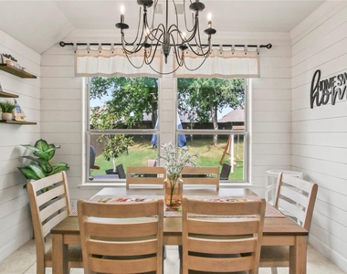 913 Freesia Drive - Photo Thumbnail 2