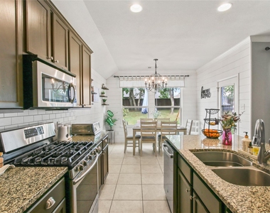 913 Freesia Drive - Photo Thumbnail 11