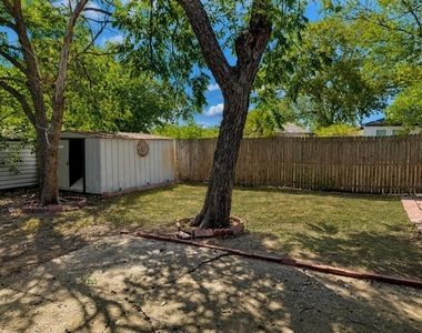 912 W Belt Line Road - Photo Thumbnail 24