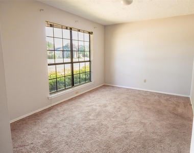 1328 Colmar Drive - Photo Thumbnail 12