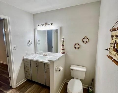 725 Summers Lane - Photo Thumbnail 9