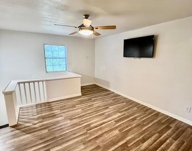 725 Summers Lane - Photo Thumbnail 6