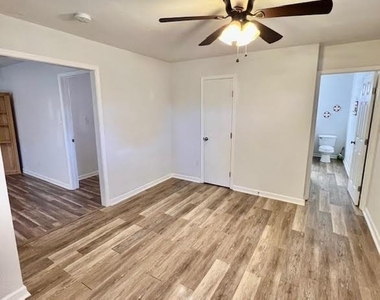 725 Summers Lane - Photo Thumbnail 11
