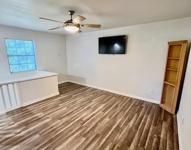 725 Summers Lane - Photo Thumbnail 5