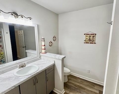 725 Summers Lane - Photo Thumbnail 8
