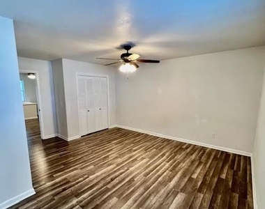 725 Summers Lane - Photo Thumbnail 7
