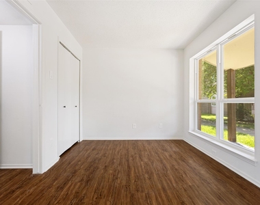 3110 Roundtree Lane - Photo Thumbnail 5