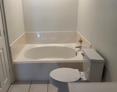 2453 Southcourt Circle - Photo Thumbnail 3
