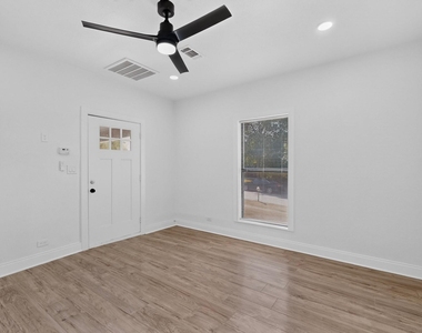 2609 Avenue G - Photo Thumbnail 4
