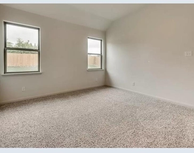 816 Mallorie Lane - Photo Thumbnail 8
