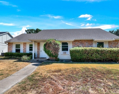 108 Kingsbridge Drive - Photo Thumbnail 1
