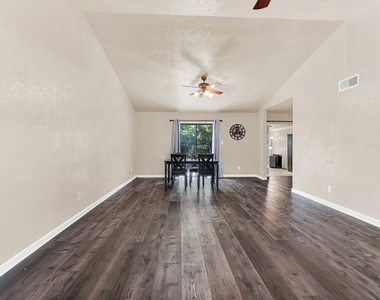 108 Kingsbridge Drive - Photo Thumbnail 8
