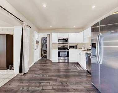 108 Kingsbridge Drive - Photo Thumbnail 4