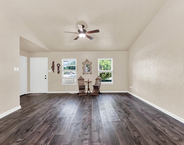 108 Kingsbridge Drive - Photo Thumbnail 14
