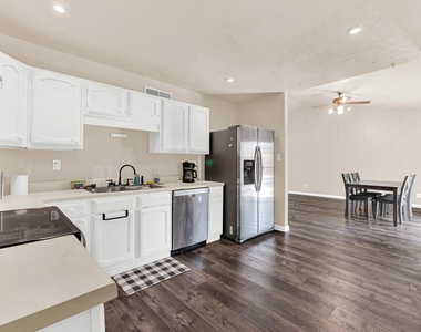 108 Kingsbridge Drive - Photo Thumbnail 6