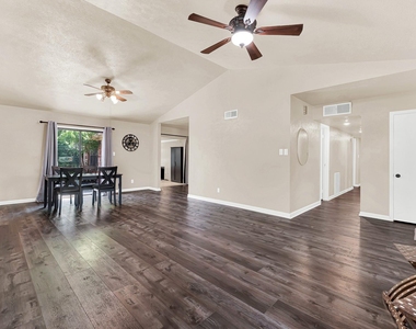 108 Kingsbridge Drive - Photo Thumbnail 3